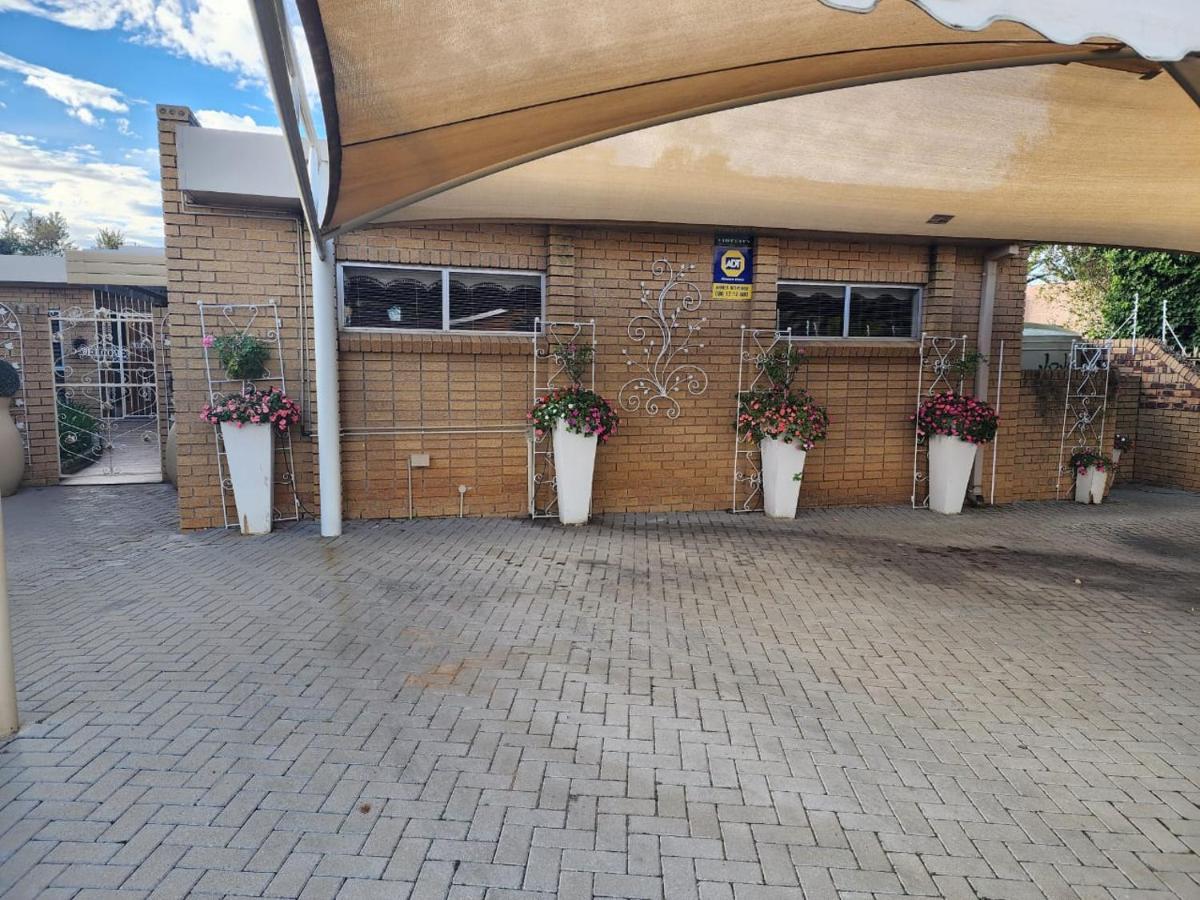 Villa Rose Cottages Bloemfontein Exterior foto